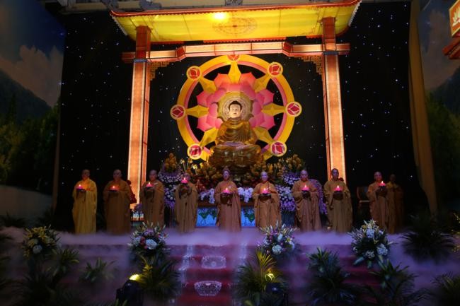 Đêm hoa đăng kỷ niệm Phật thành đạo ở Hà Nội ảnh 19 a chuabang 7.jpg