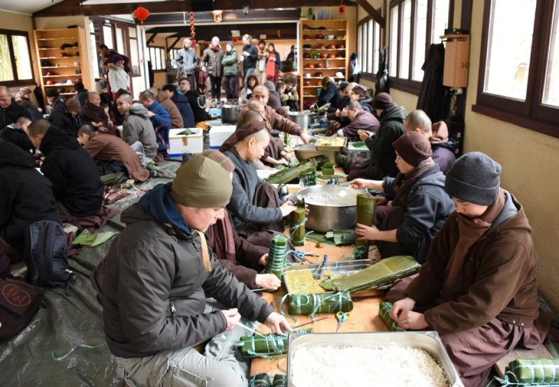 Chùm ảnh: Chùa Việt nhiều nơi đón Tết ảnh 11 H_nh 11.jpg