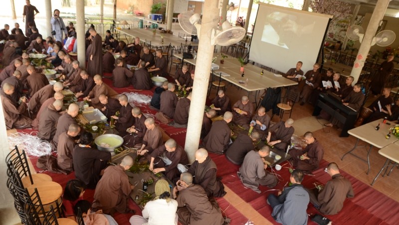 Chùm ảnh: Chùa Việt nhiều nơi đón Tết ảnh 3 H_nh 3.jpg