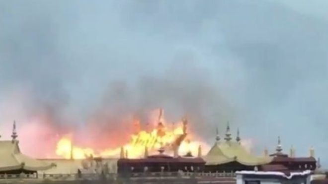 Cháy chùa thiêng Tây Tạng ngàn năm tuổi trong ngày Tết ảnh 1 dai chieu.jpg