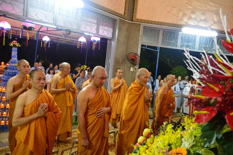 Trưởng lão HT. Giác Tường cùng chư tôn đức Tăng.JPG