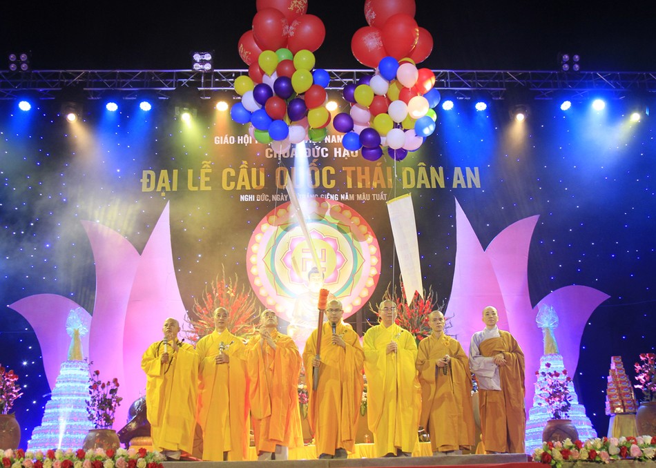 Cả ngàn Phật tử về chùa Đức Hậu cầu an ảnh 3 vinh 3.jpg