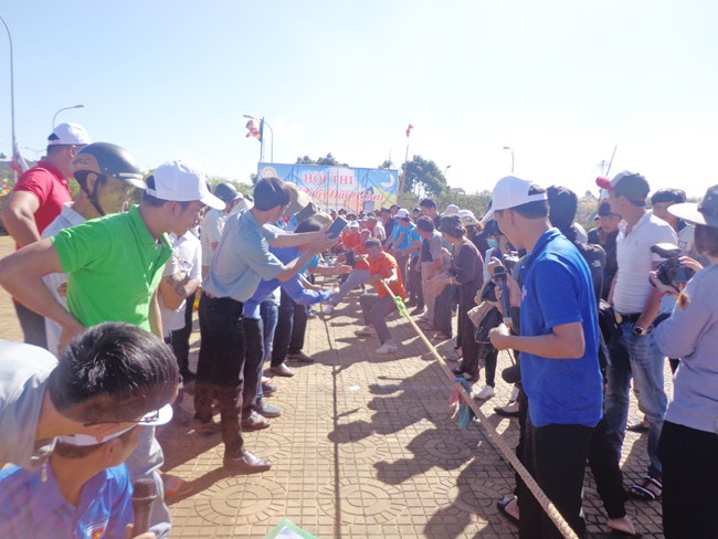 Thanh niên Phật tử Đắk Mil thi trò chơi dân gian ảnh 1 c10.jpg