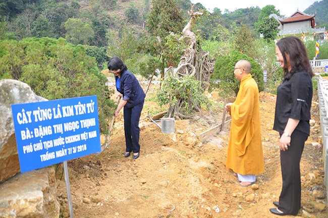 Lạng Sơn: Phó Chủ tịch nước thăm chùa Tân Thanh ảnh 1 phochutich 1.jpg