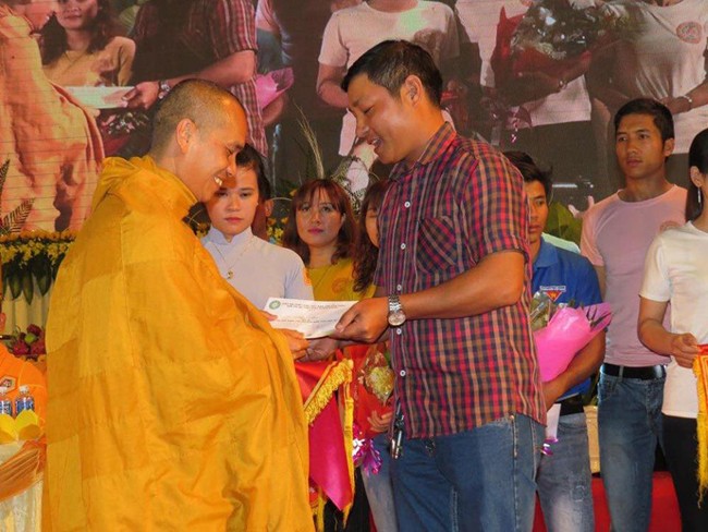 Hàng ngàn người cầu an giữa hoa viên Hồ Tây ảnh 4 5_jpg.jpg