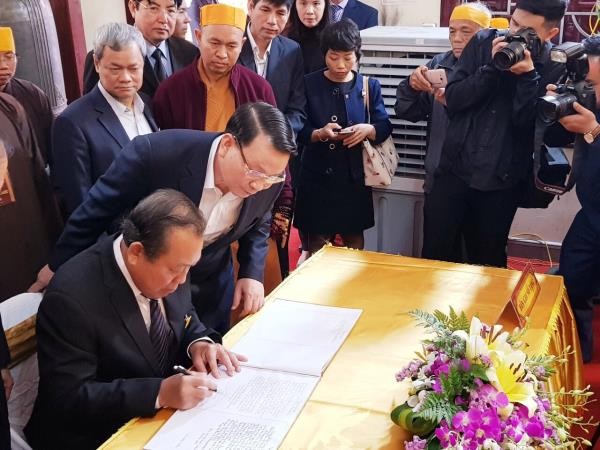 Ông Trương Hòa Bình viếng tang HT.Thích Thanh Sam ảnh 4 6365661960680837422_1_jpg.jpg
