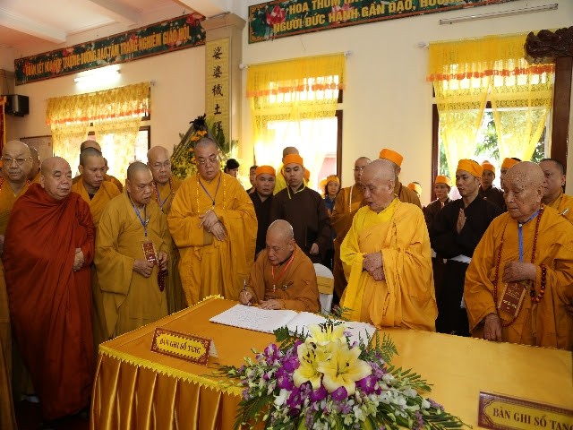 HĐCM, HĐTS viếng tang Đại lão HT.Thích Thanh Sam ảnh 5 img_0387_jpg.jpg