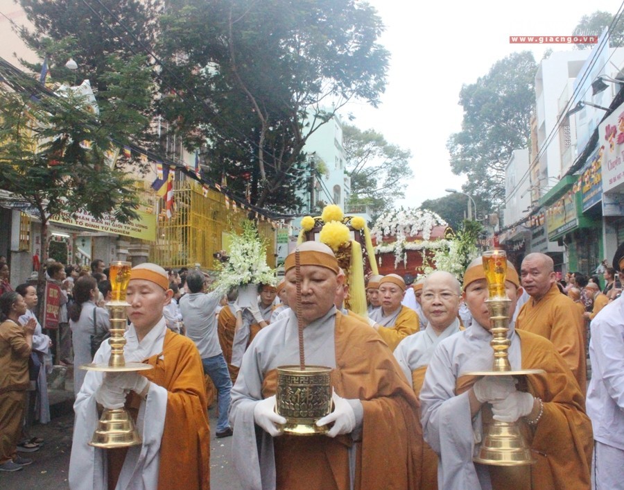 Cung tống kim quan NT.Thích nữ Trí Hải nhập tháp ảnh 12 15tn.jpg