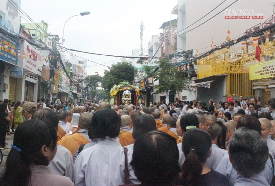 Cung tống kim quan NT.Thích nữ Trí Hải nhập tháp ảnh 13 16tn.jpg