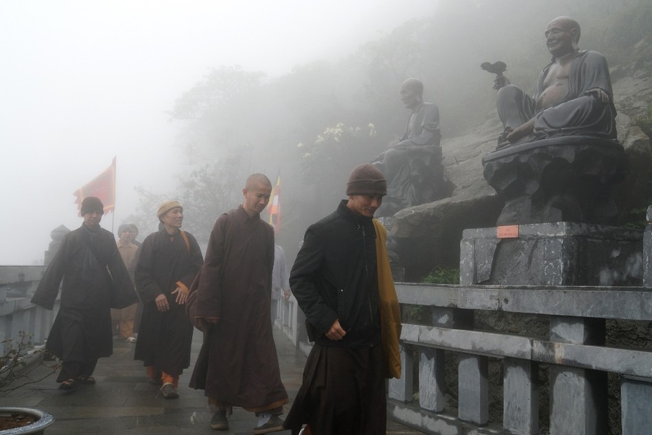 Sun World Fansipan Legend tặng vé cáp treo tới Tăng Ni ảnh 6 C_c _o_n t_ng ni ph_t t_ gh_ th_m Fansipan 54.jpg