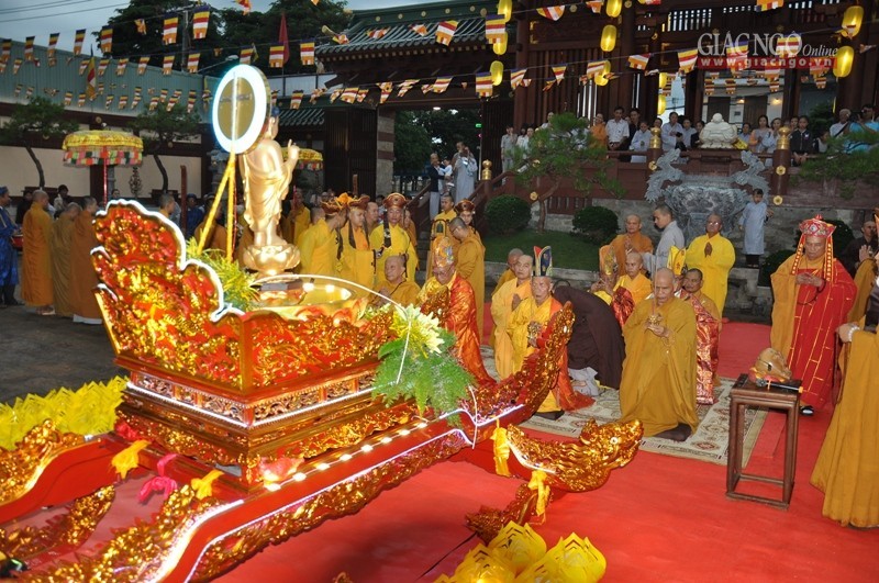 Gia Lai lần đầu rước tôn tượng Đản sanh và Tắm Phật ảnh 3 a glai03.jpg