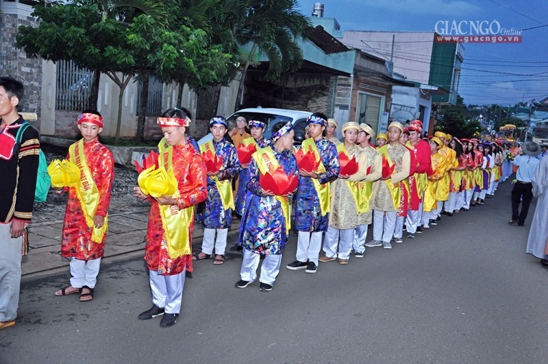 Gia Lai lần đầu rước tôn tượng Đản sanh và Tắm Phật ảnh 5 a glai05.jpg