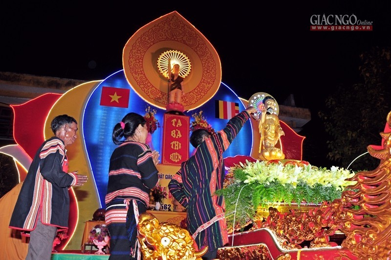 Gia Lai lần đầu rước tôn tượng Đản sanh và Tắm Phật ảnh 10 a glai10.jpg