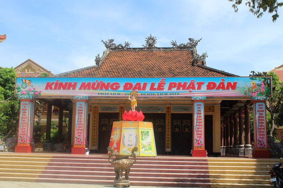 Các chùa đất võ Bình Định đón mừng Phật đản ảnh 8 33041346_1253233628113504_2754630545768972288_n_jpg__nc_cat_0_amp;oh_02cb0d797aef9dab412e7a1fda9be8f4_amp;oe_5bc31cfc.jpg