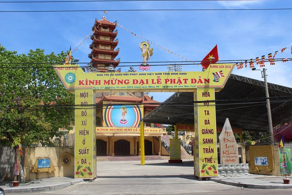 Các chùa đất võ Bình Định đón mừng Phật đản ảnh 1 33072609_1253229694780564_7188754163684081664_n_jpg__nc_cat_0_amp;oh_6bb57b52a6bf4374324fc87dde58b46f_amp;oe_5bc40b34.jpg