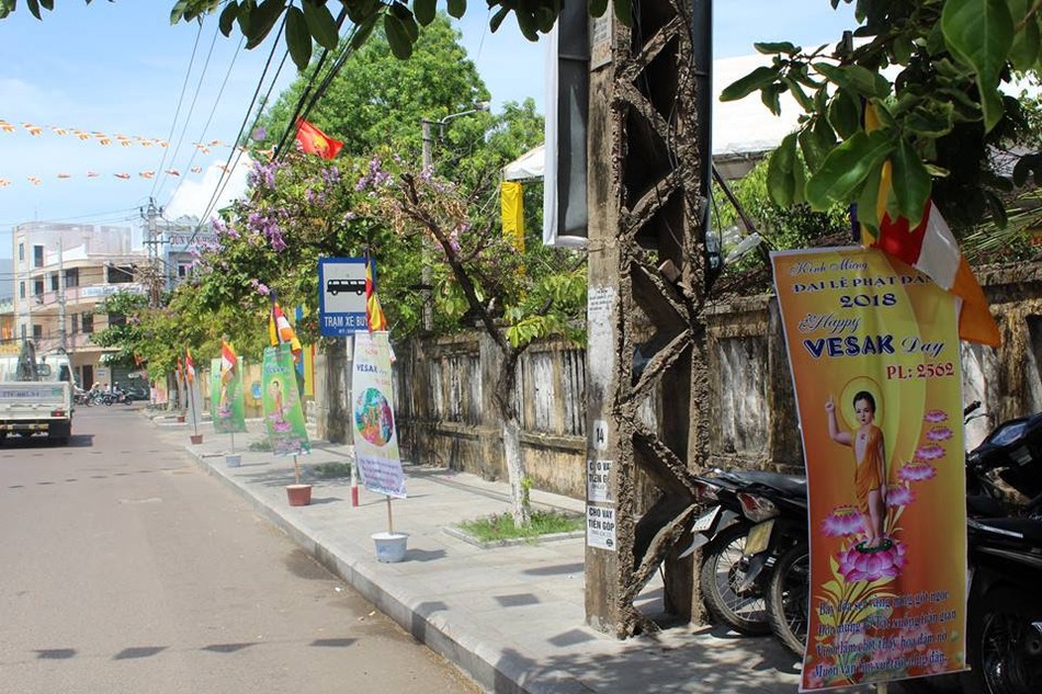 Các chùa đất võ Bình Định đón mừng Phật đản ảnh 4 33079140_1253235824779951_300620137029959680_n_jpg__nc_cat_0_amp;oh_a7849e69c1f38b323a95190b218c354f_amp;oe_5b87bf05.jpg