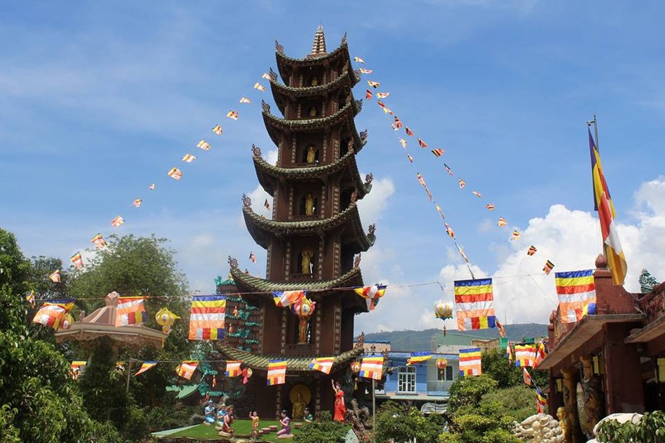 Các chùa đất võ Bình Định đón mừng Phật đản ảnh 10 33083990_1253232501446950_815359340251709440_n_jpg__nc_cat_0_amp;oh_dbded0a04514d5035dff9b45518b9940_amp;oe_5b82e029.jpg