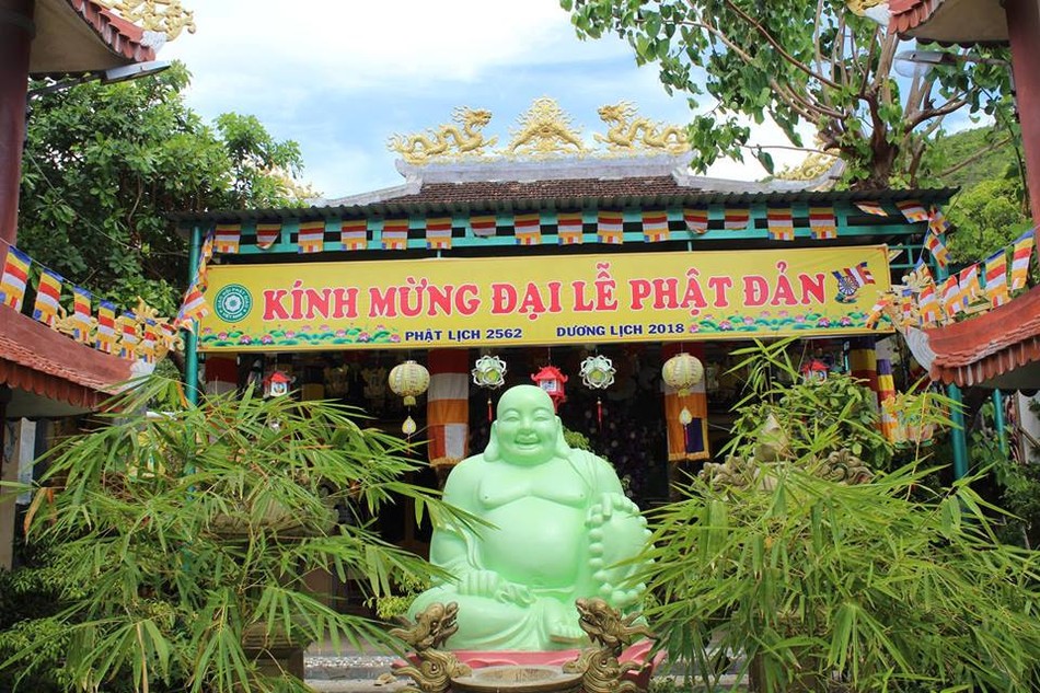 Các chùa đất võ Bình Định đón mừng Phật đản ảnh 12 33086906_1253251688111698_188234745702776832_n_jpg__nc_cat_0_amp;oh_5ff31bc2fc68e60b72b88a51f598b3d7_amp;oe_5b998542.jpg
