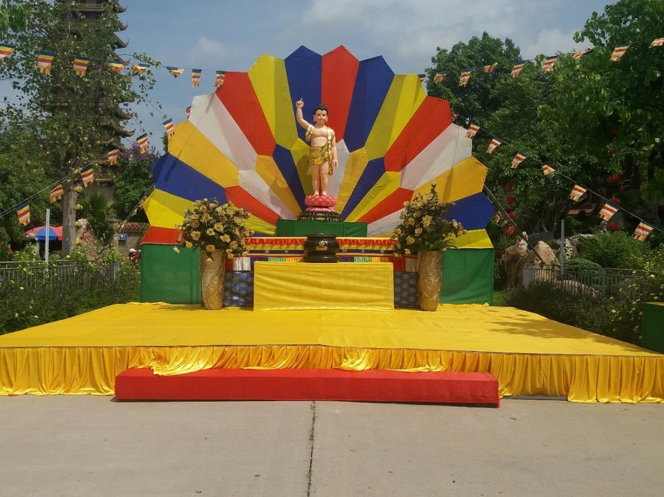 Các chùa đất võ Bình Định đón mừng Phật đản ảnh 22 33108073_1253024408134426_1729279220644839424_n_jpg__nc_cat_0_amp;oh_bfce1cc9a27f6eb7c74ed036ad0cf0af_amp;oe_5b7dc49a.jpg