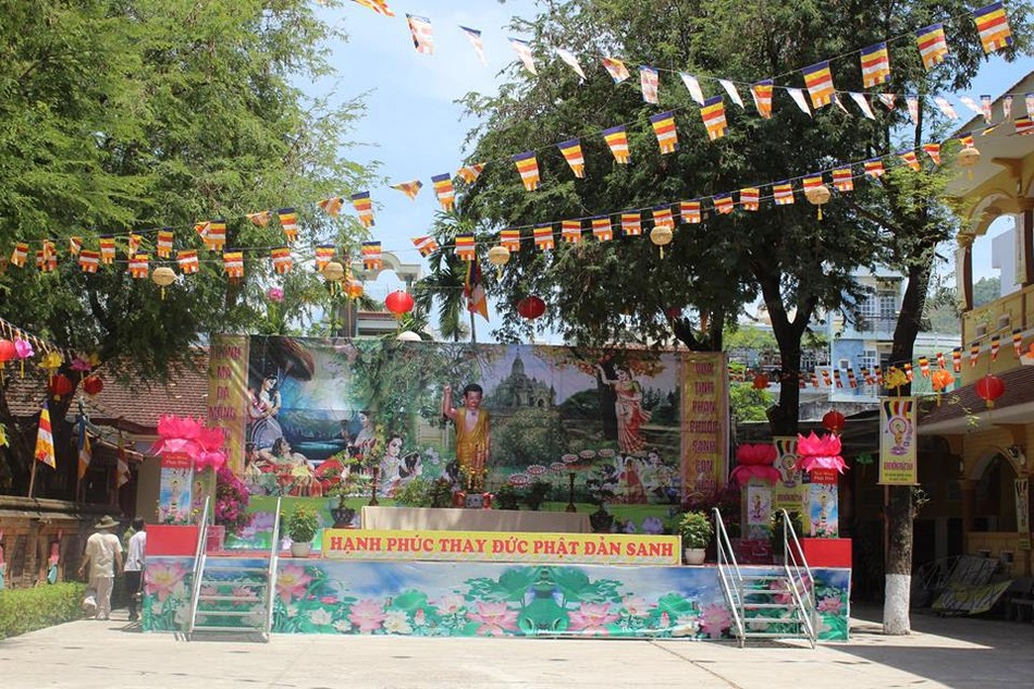 Các chùa đất võ Bình Định đón mừng Phật đản ảnh 5 33163211_1253237761446424_1751833786133250048_n_jpg__nc_cat_0_amp;oh_67b4cbe6adf666d7f745f0754210e504_amp;oe_5b8e5bbc.jpg