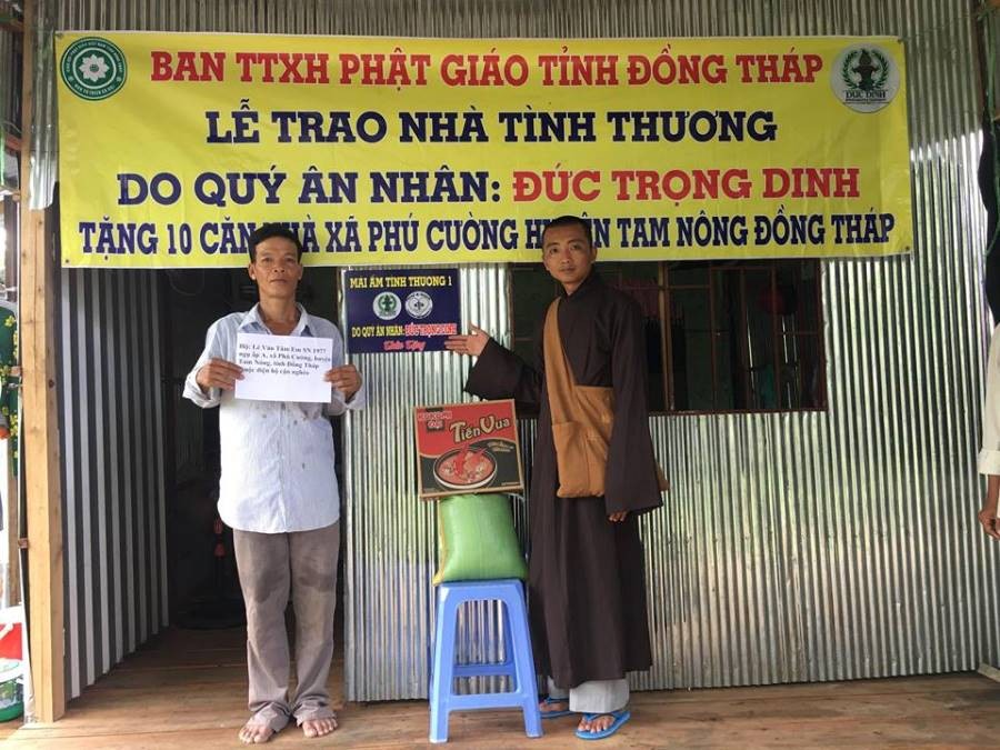 Canh Le trao tang nha tinh thuong cho ho ngheo xa PC.jpg
