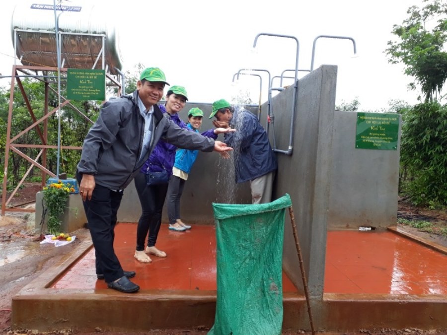 Các đơn vị bàn giao giếng, cầu bê-tông, tặng quà ảnh 1 20180611_095556.jpg