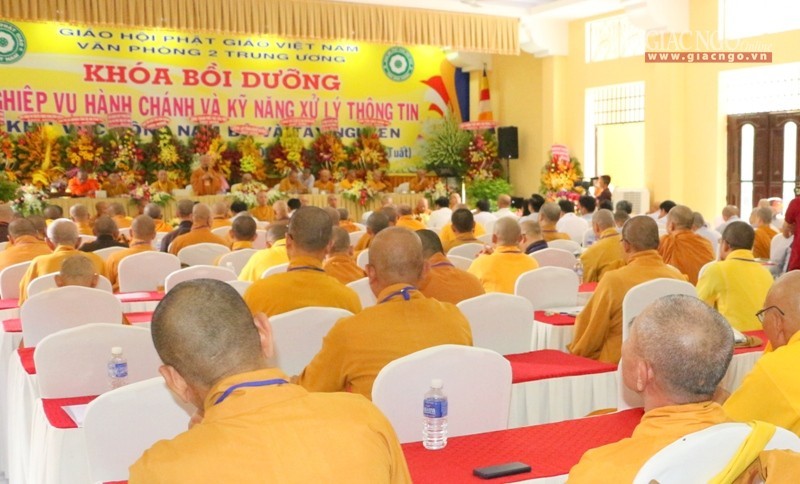 Khai mạc khóa bồi dưỡng về hành chánh và thông tin ảnh 1 H2.jpg