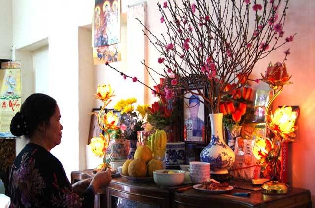 Ý nghĩa thiêng liêng của bàn thờ gia tiên trong gia đình người Việt | Xã  hội | Vietnam+ (VietnamPlus)