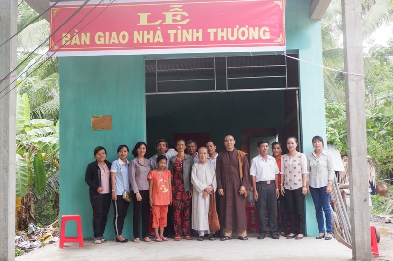 4- chụp hình lưu niệm nhà tình thương hoàn  thiện .JPG