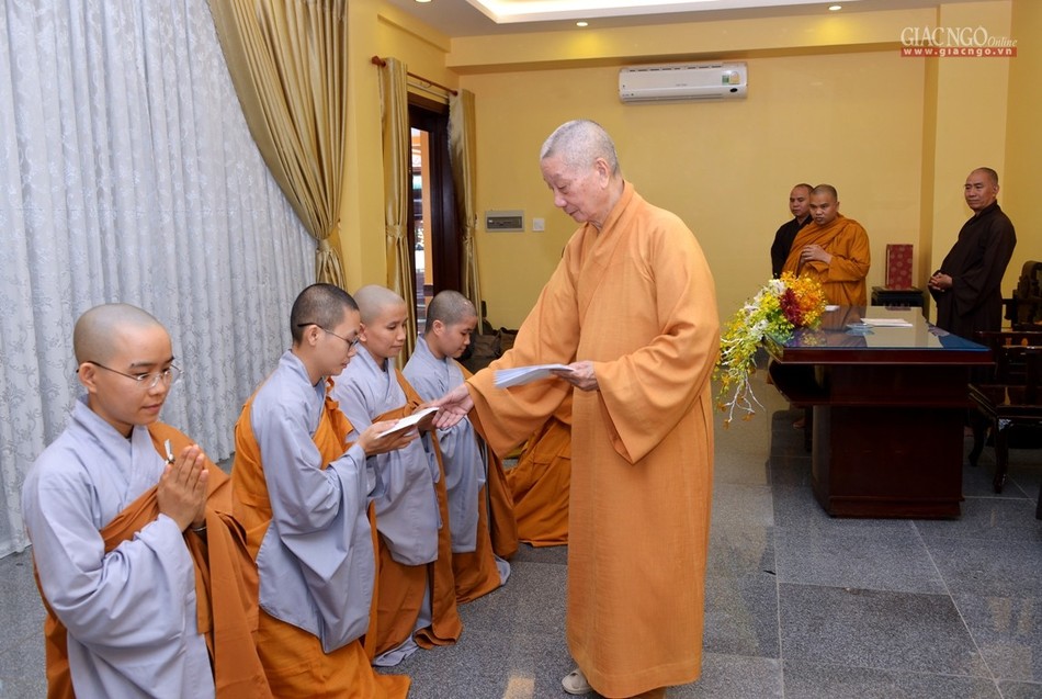 Trao hoc bong  (4).jpg