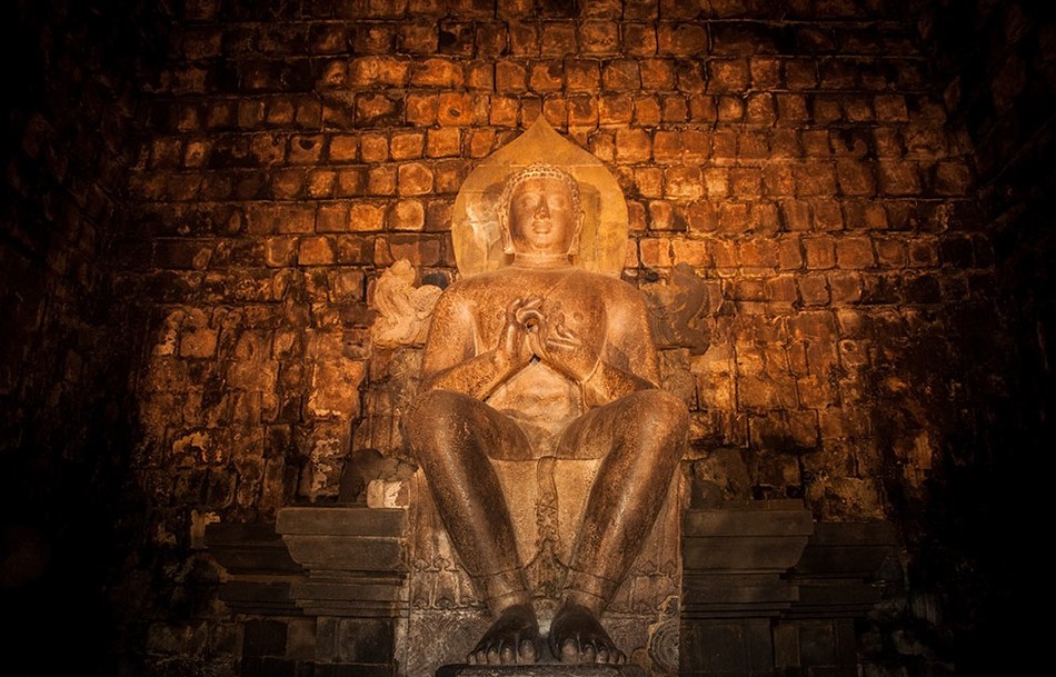 Buddha statue mendut java.jpg
