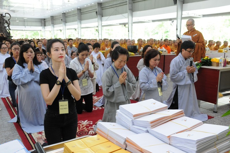 Đạo tràng Đại Bi Lam Hiền cúng dường tại Học viện ảnh 2 hinh 5.jpg