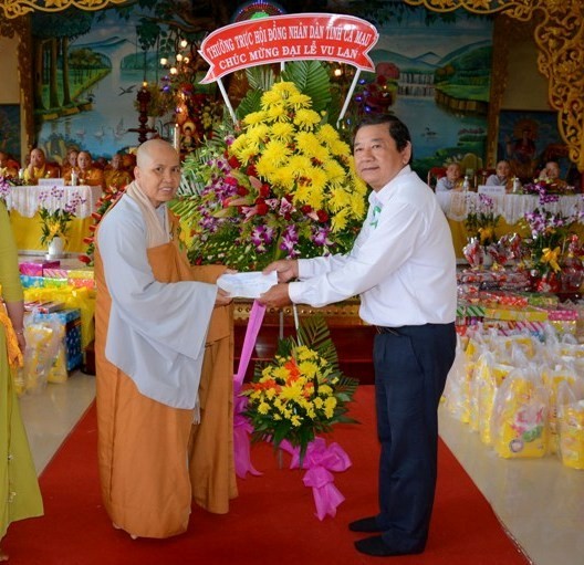 11. Ni Su TN Dieu Ch_nh don nhan nhung phan Qua Tang Qua chuc mung.JPG