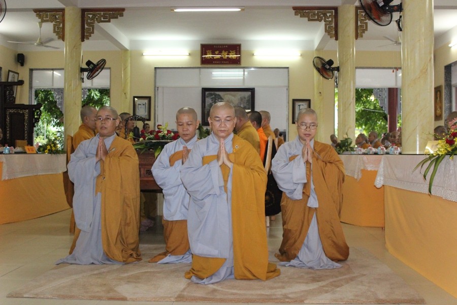 Phật giáo Q.Gò Vấp làm lễ Tự tứ và dâng pháp y ảnh 9 7pm.jpg