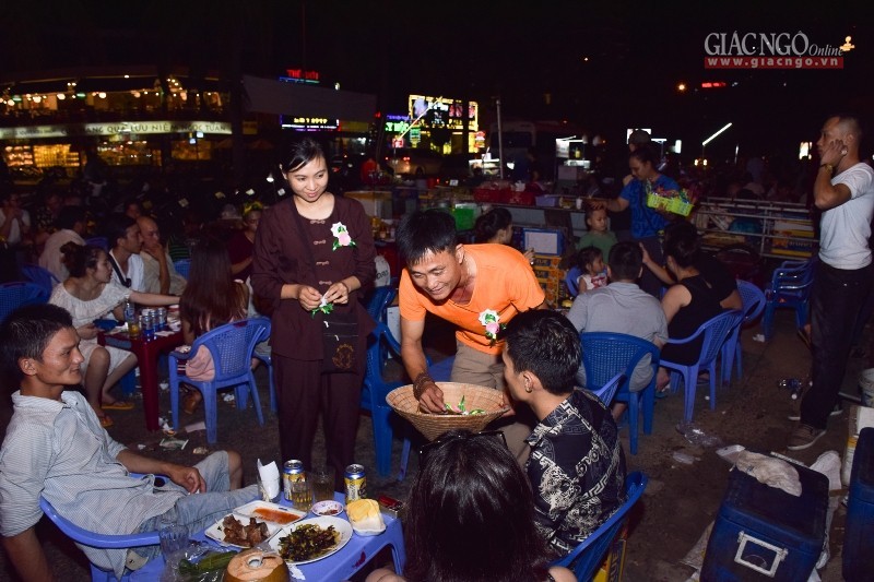 Mang hoa hồng xuống phố mùa Vu lan ảnh 4 DSC_0154.jpg