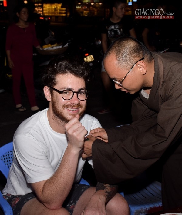 Mang hoa hồng xuống phố mùa Vu lan ảnh 5 DSC_0163.jpg