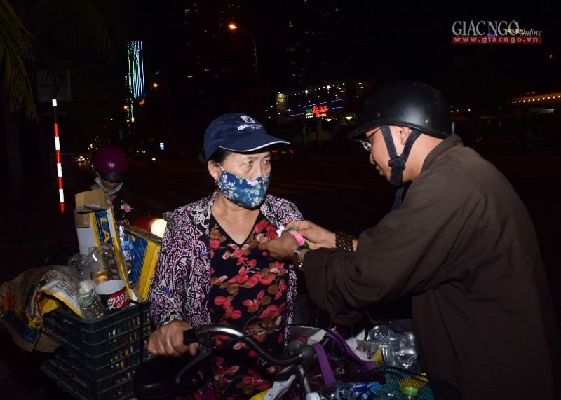 Mang hoa hồng xuống phố mùa Vu lan ảnh 8 DSC_0212.jpg