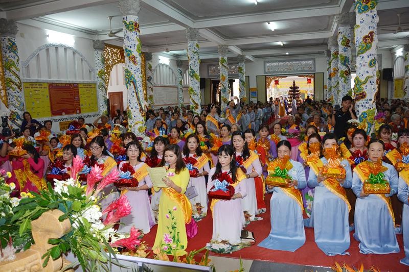 24. Phat tu T__ng H_a tac bach dang cung Phap y.JPG