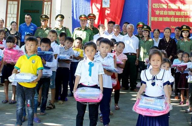 Tặng quà học sinh, khám bệnh cho người dân ảnh 1 a huutinh.jpg