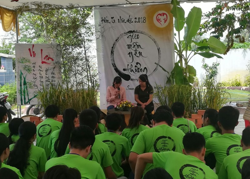55 sinh viên về chùa Quan Âm gieo yêu thương ảnh 1 a gieo mam 1.jpg