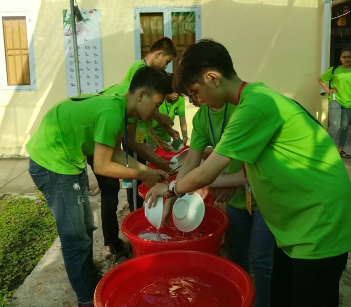 55 sinh viên về chùa Quan Âm gieo yêu thương ảnh 2 a gieo mam 2.jpg