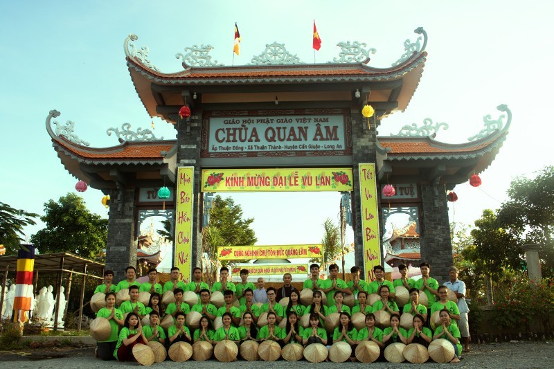 55 sinh viên về chùa Quan Âm gieo yêu thương ảnh 3 a gieo mam 3.jpg