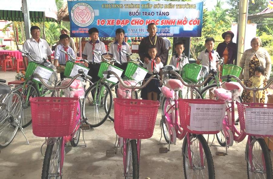 Chùa Thường Quang, Hiếu Đức tặng quà cho học sinh ảnh 2 Tang 10 chiec xe dap cho Hs ngheo mo coi.jpg