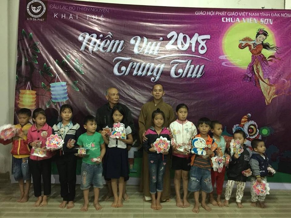 Chùa Bà Đa, CLB Khai Tuệ tặng quà trung thu ảnh 2 trungthu.jpg