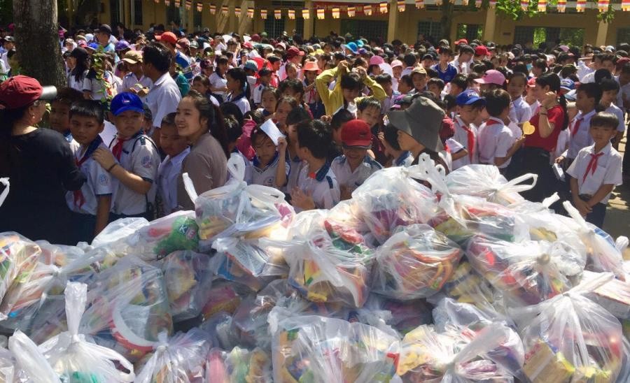 Các nơi tổ chức Tết Trung thu, tặng quà người nghèo ảnh 1 VG.jpg