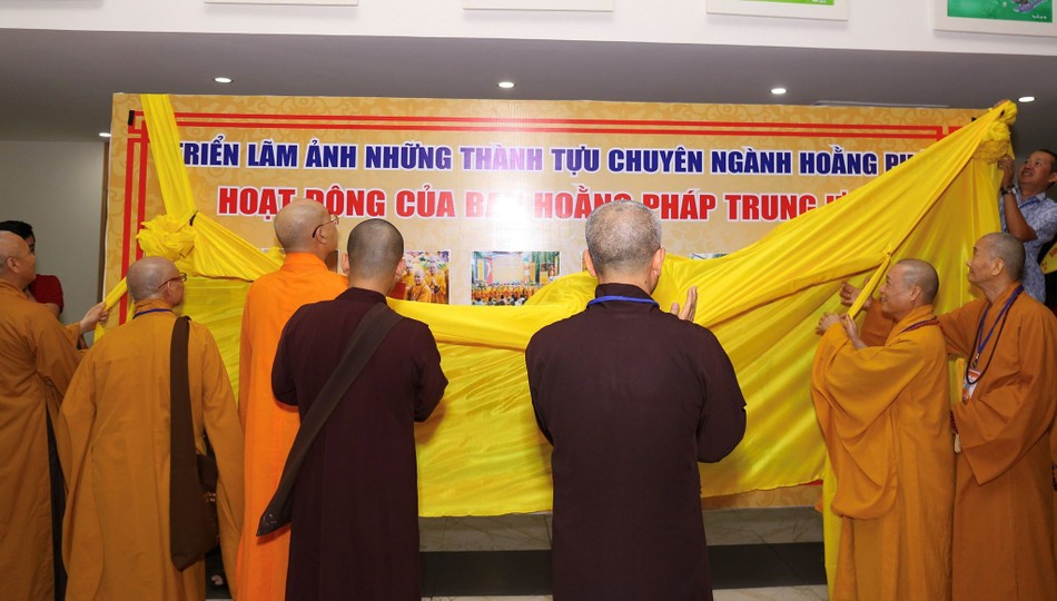 Khai mạc triển lãm ảnh thành tựu ngành Hoằng pháp ảnh 2 a bt 2.jpg