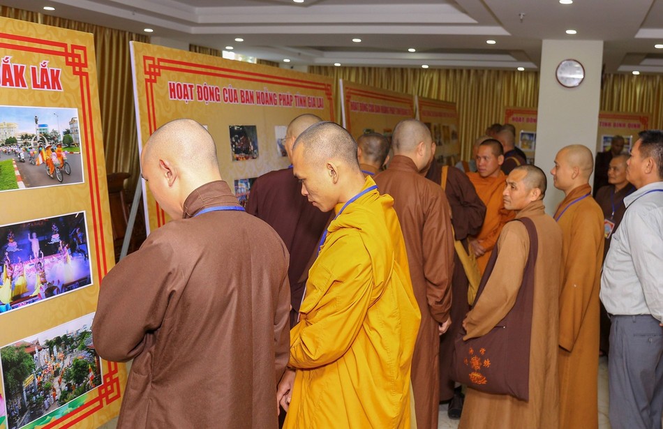 Khai mạc triển lãm ảnh thành tựu ngành Hoằng pháp ảnh 4 a bt 4.jpg