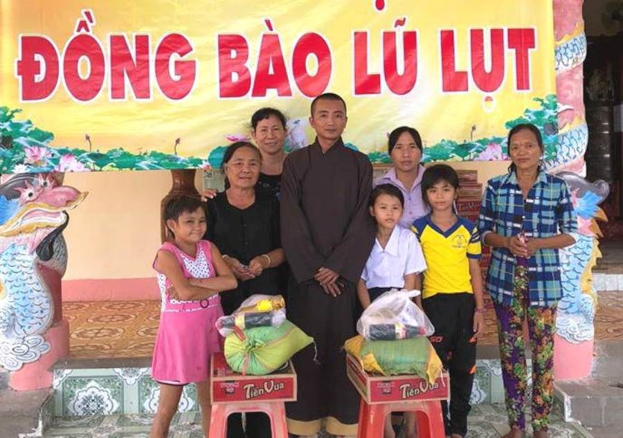 Tang qua cuu tro cho nguoi ngheo HTH.jpg