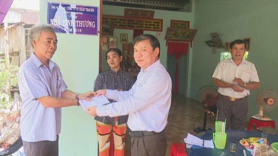 TGD Cty trao qua cho ong Nung.JPG