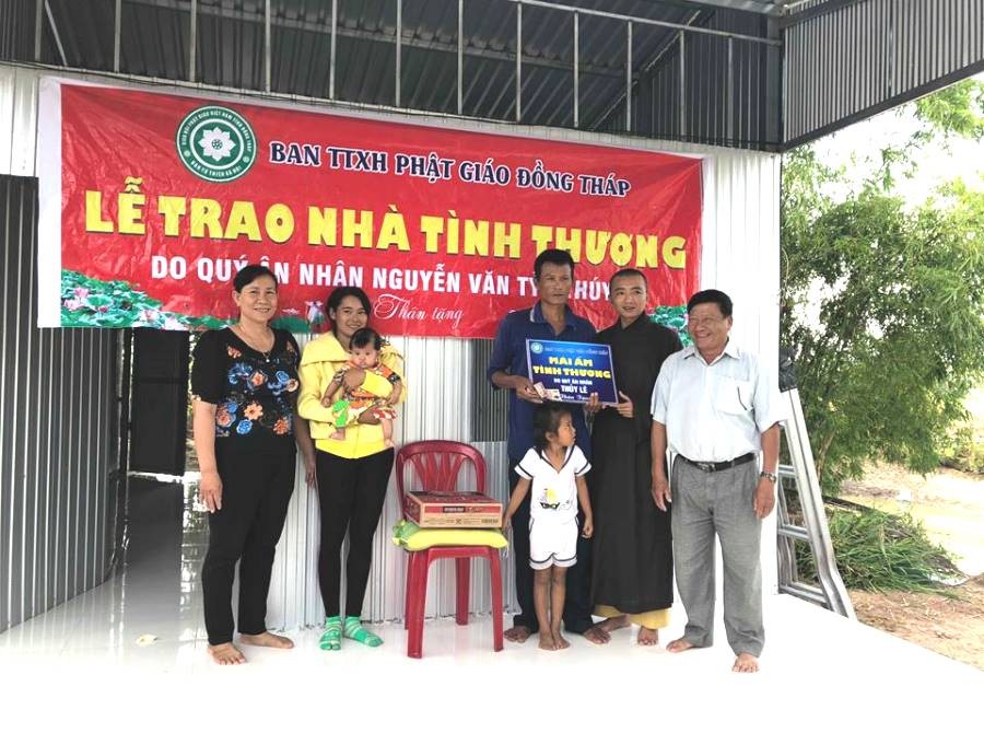 Trao nha tinh thuong cho ho ngheo H Tan Hong.jpg